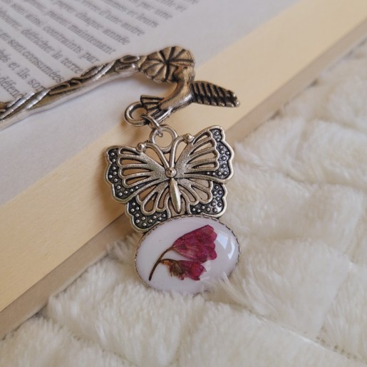 Marque-page tige pendentif papillon et fleur séchée d'Heuchère.