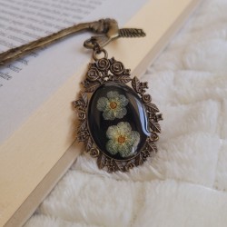 Marque-page tige pendentif médaillon vintage et fleurs séchées de Spirée