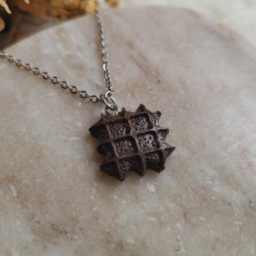 Pendentif mini gaufre au chocolat.