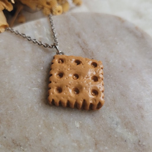 Pendentif biscuit forme carrée.