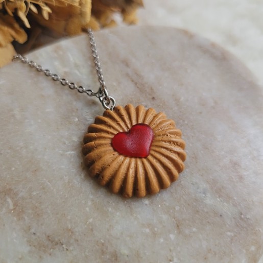 Pendentif biscuit coeur à la fraise.