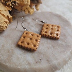 Boucles d'oreilles biscuit carré en résine.