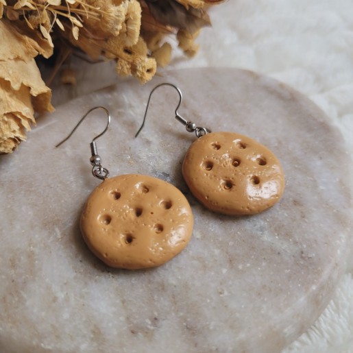 Boucles d'oreilles biscuit rond en résine.