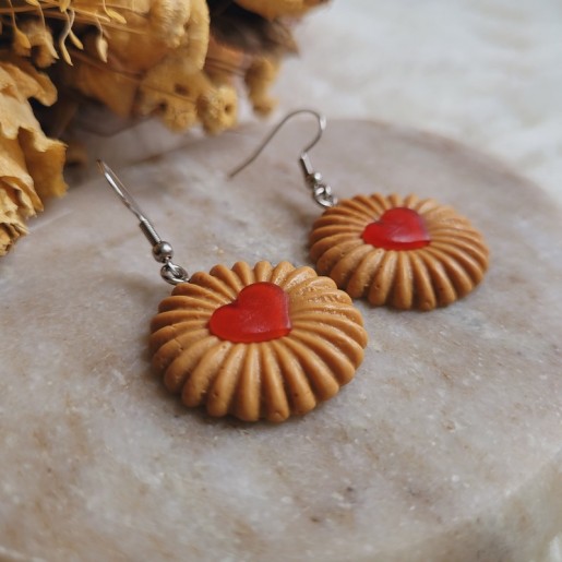 Boucles d'oreilles biscuit forme coeur à la fraise en résine.