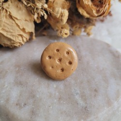 Pin's biscuit forme ronde en résine.