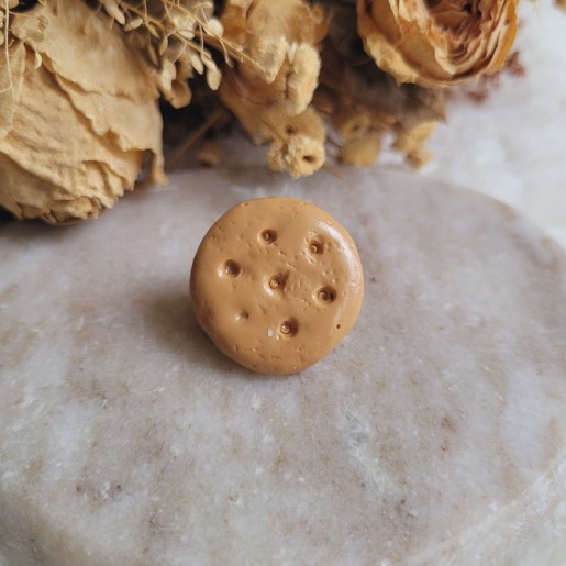 Pin's biscuit forme ronde en résine.