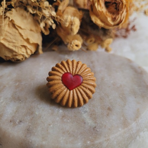 Pin's biscuit sablé coeur à la fraise en résine.