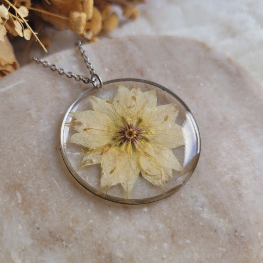 Pendentif cercle fleur séchée de Nigelle.