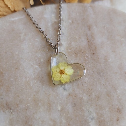 Pendentif mini coeur fleur séchée de Spirée.