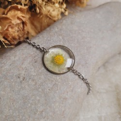 Bracelet pendentif minimaliste en acier inoxydable réalisé à partir de fleurs séchées.