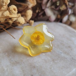 Pin's fleur séchée de Jonquille cristallisée.