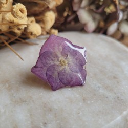 Pin's fleur séchée d'Hortensia cristallisée.