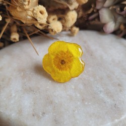 Pin's fleur séchée de Bouton d'Or cristallisée.