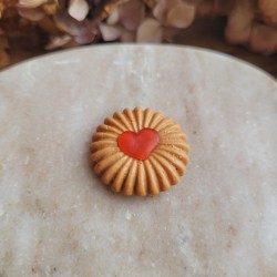 Magnet biscuit sablé en forme de soleil et d'un coeur à la fraise.