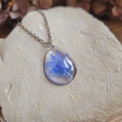 Pendentif mini goutte en résine et fleur séchée de Bleuet