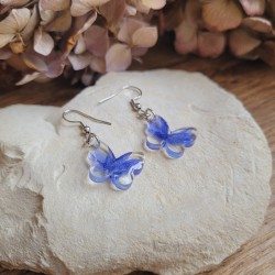 Boucles d'oreilles papillons en résine et fleurs séchées de Bleuets.