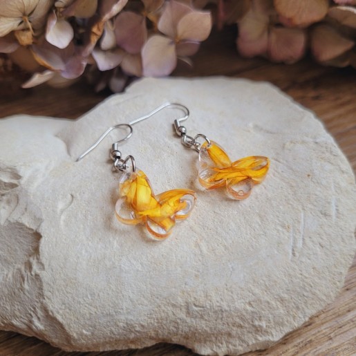 Boucles d'oreilles papillons en résine et fleurs séchées d'Immortelle