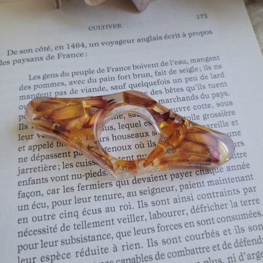 Bague de lecture en résine et fleurs séchées d'Immortelle orange.