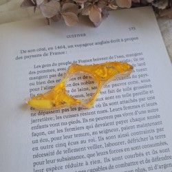 Bague de lecture en résine et fleurs séchées d'Immortelle orange.