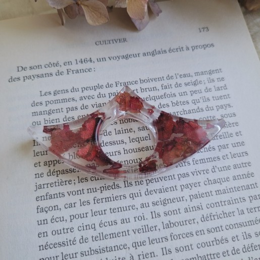 Bague de lecture en résine et fleurs séchées de pétales de Rose.