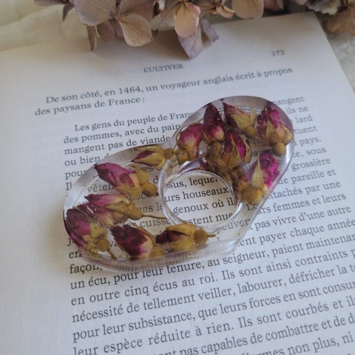 Bague de lecture en résine et fleurs séchées de Bouton de Rose.