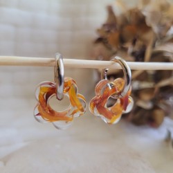 Boucles d'oreilles créoles fleurs en résine et fleurs séchées d'Immortelle orange.