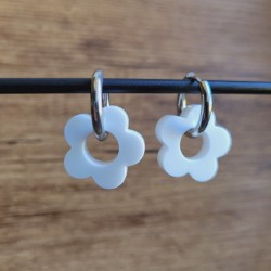 Boucles d'oreilles créoles en forme fleur en résine blanche.