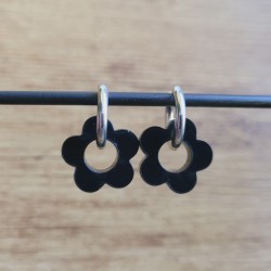 Boucles d'oreilles créoles en forme fleur en résine noire.