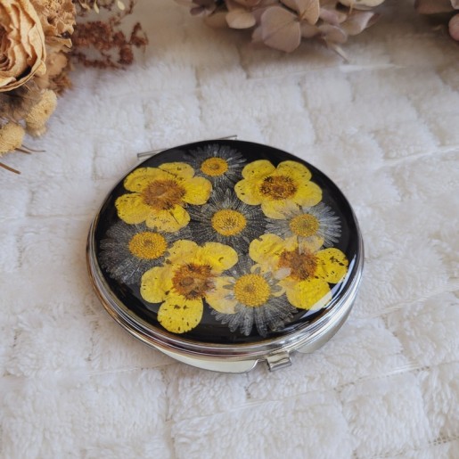 Miroir de poche rond agrémenté de fleurs séchées de Pâquerettes et de Bouton d'Or