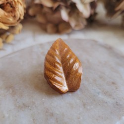 Magnet feuille marron irisée.