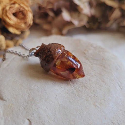 Pendentif gland en résine et fleur d'Immortelle.