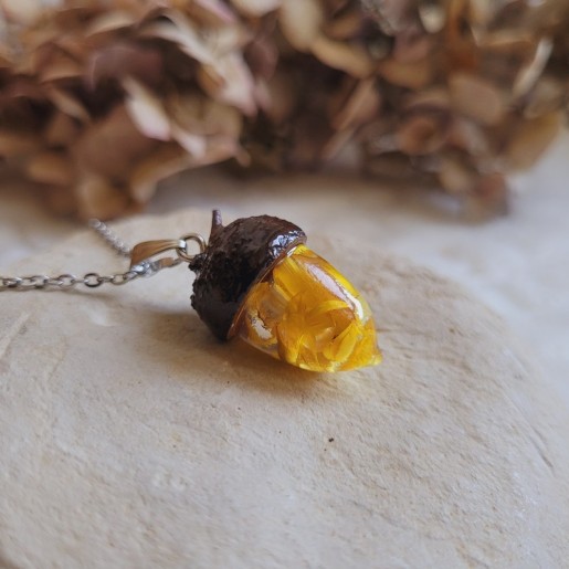 Pendentif gland en résine et fleur d'Immortelle jaune.