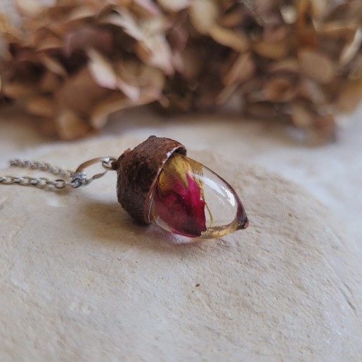 Pendentif gland en résine et fleur séchée de Bouton de Rose.