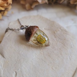 Pendentif gland en résine et fleur séchée de Pâquerette