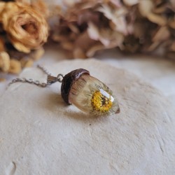 Pendentif gland en résine et fleur séchée de Pâquerette