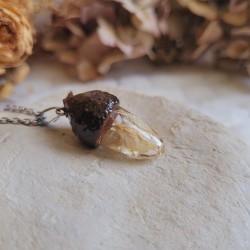 Pendentif gland en résine et fleur séchée de Nigelle