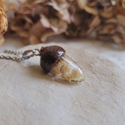 Pendentif gland en résine et fleur séchée de Gypsophiles