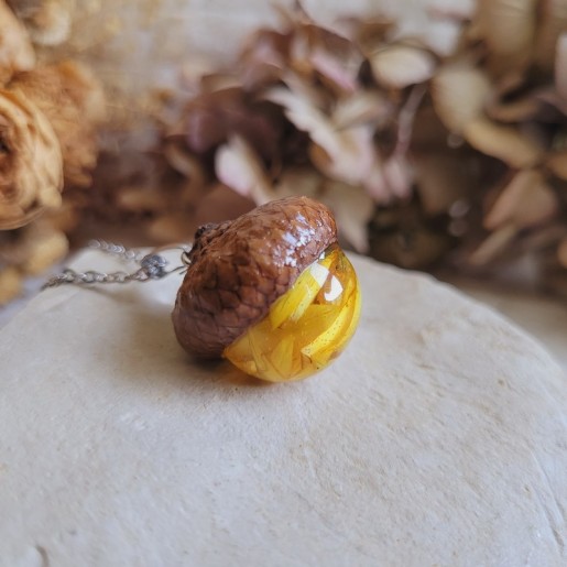 Pendentif gland en résine et fleurs séchées d'Immortelle jaune