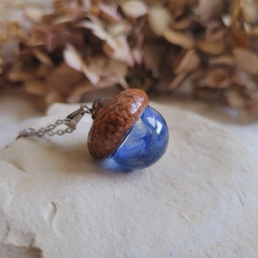 Pendentif gland en résine et fleurs séchées de Bleuet