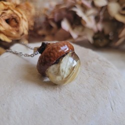 Pendentif gland en résine et fleurs séchées de Nigelle.