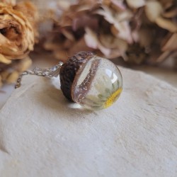 Pendentif gland en résine et fleur séchée de Pâquerette