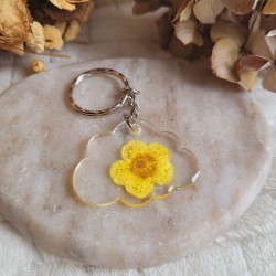 Porte-clé nuage en résine et fleur séchée de Bouton d'Or