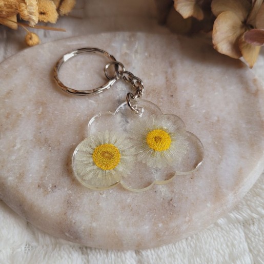 Porte-clé nuage en résine et fleurs séchées de Pâquerettes