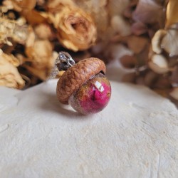 Pendentif gland en résine et fleurs séchées de Bouton de Rose.