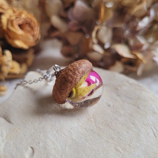 Pendentif gland en résine et fleurs séchées de Bouton de Rose.