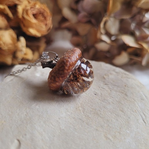 Pendentif gland en résine et mini Pomme de Pin.