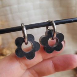 Boucles d'oreilles créoles en forme fleur en résine noire irisée.