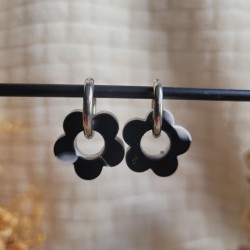 Boucles d'oreilles créoles en forme fleur en résine noire et blanche