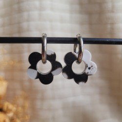 Boucles d'oreilles créoles en forme fleur en résine noire et blanche