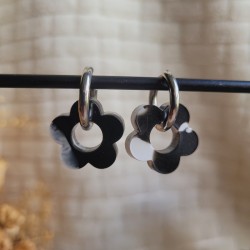 Boucles d'oreilles créoles en forme fleur en résine noire et blanche